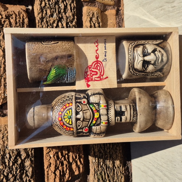 New Sealed Puruivan Souvenir El Socabon Inca Totem Bottle with Two Cups - Picture 1 of 7